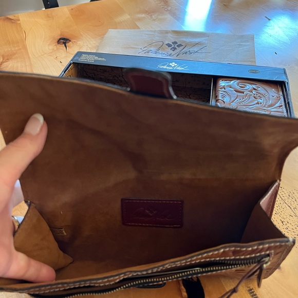 Patricia Nash tooled leather travel set w/ bag - Picture 4 of 11